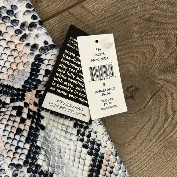 NWT Onzie Snakeskin Biker Shorts Size Small - Picture 3 of 5